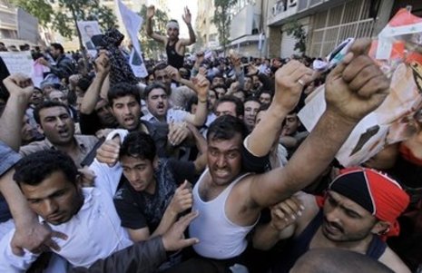 syrian-revolution-men-protesting